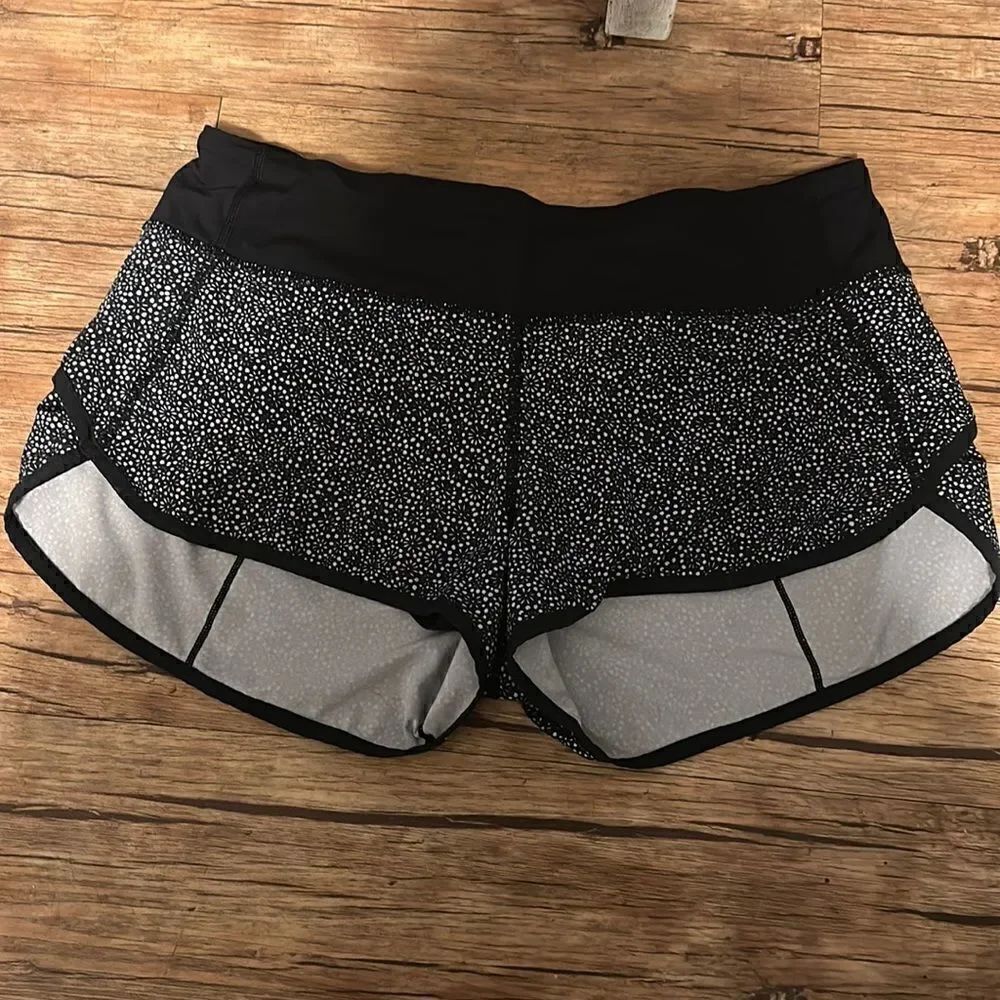 Size 6 Lululemon Speed Short 4-way Stretch Freckle Flower Black & White